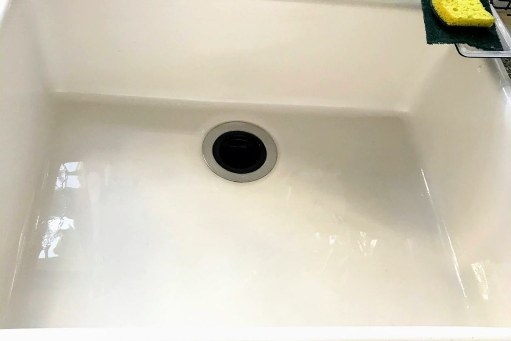 4 Ways to Clean Black Scuff Marks off Porcelain Sink - Baking soda #kitchencleaning #porcelainsinks #bakingsodahack @armandhammer