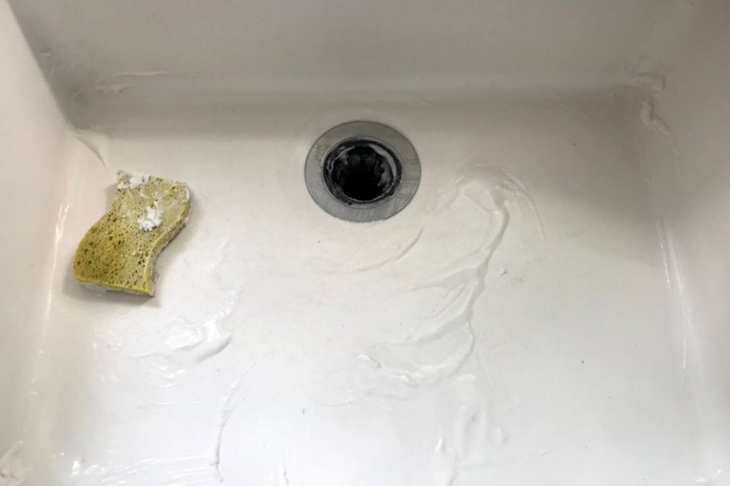 4 Ways to Clean Black Scuff Marks off Porcelain Sink - Baking soda #kitchencleaning #porcelainsinks #bakingsodahack @armandhammer