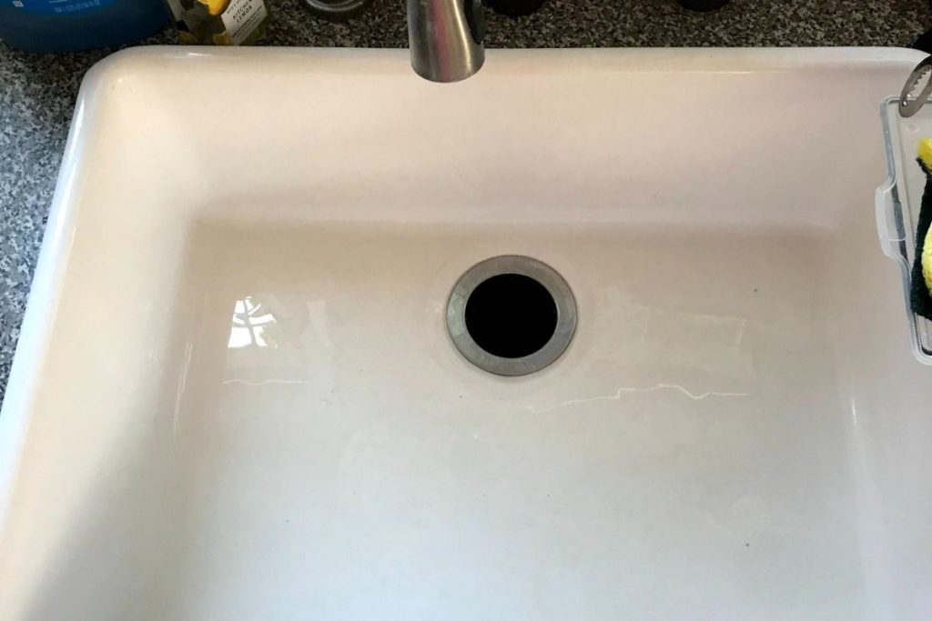 4 Ways to Clean Black Scuff Marks off Porcelain Sink - Bar Keeper #kitchencleaning #porcelainsinks #barkeeper @barkeeper