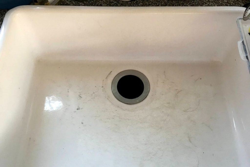4 Ways to Clean Black Scuff Marks off Porcelain Sink - Bar Keeper #kitchencleaning #porcelainsinks #barkeeper @barkeeper