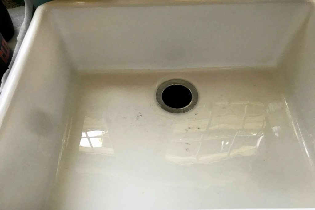 4 Ways to Clean Black Scuff Marks off Porcelain Sink - Bleach #kitchencleaning #porcelainsinks