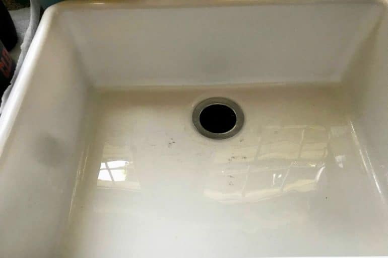 4 Expert Ways to Remove Black Scuff Marks From A Porcelain Kitchen Sink
