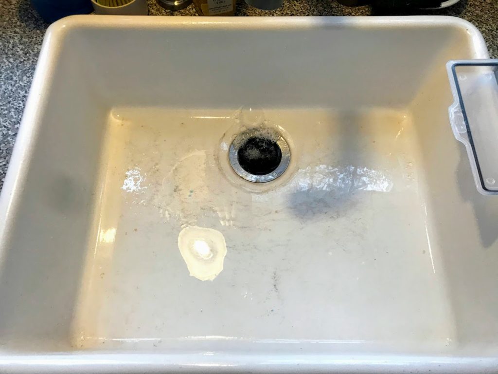 4 Ways to Clean Black Scuff Marks off Porcelain Sink - Borax #kitchencleaning #porcelainsinks @borax