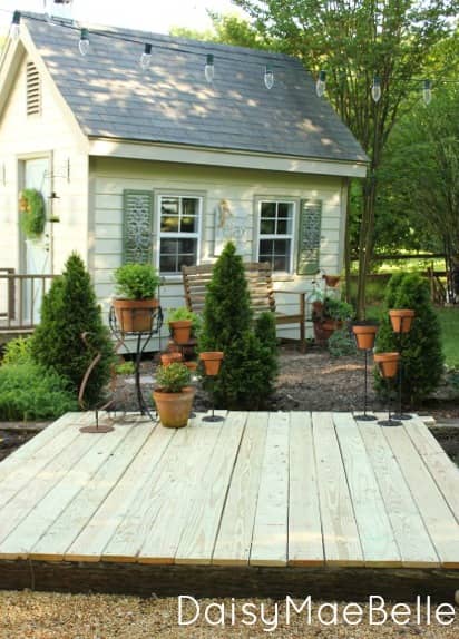 Daisy Mae Belle floating deck landscaping ideas Courtesy of http://daisymaebelle.com/railroad-tie-and-concrete-block-deck/