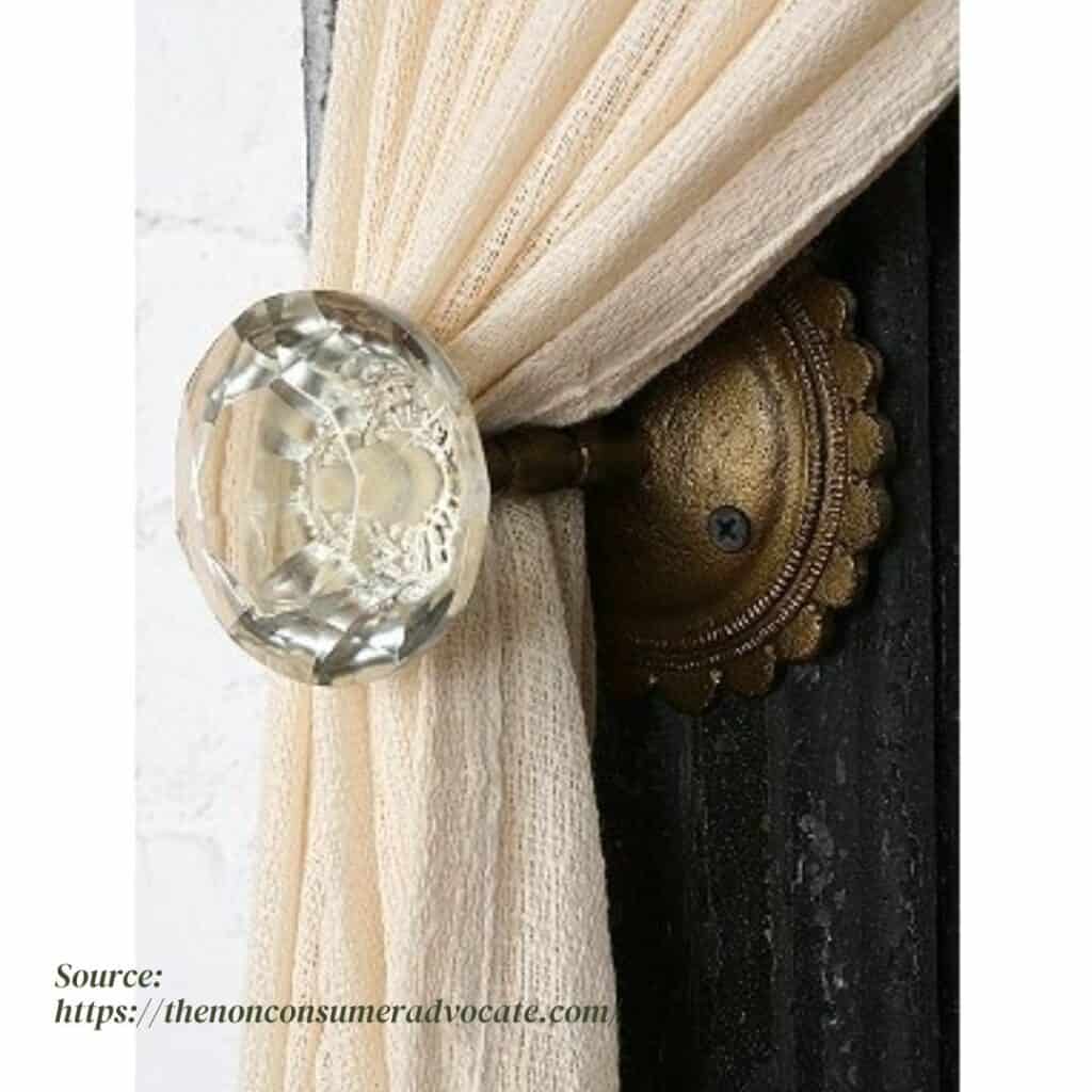 Glassdoor knob repurposed into curtain tieback  https://thenonconsumeradvocate.com/im-projecting-again-glass-doorknob-curtain-tie-backs-and-how-to-spray-paint-drawer-pulls/