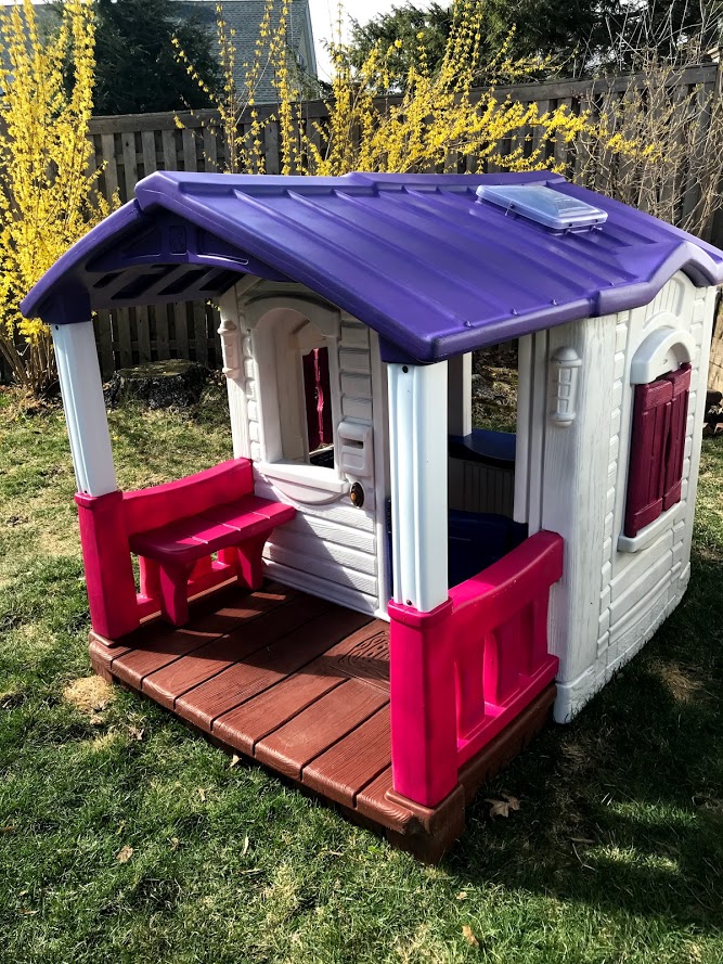 How to Spray Paint a Step2 Plastic Playhouse with Rustoleum Painter's Touch 2X spray paint. Learn how to makeover a faded plastic playhouse #step2 #rustoleum#spraypaint