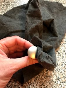 kuinka kiillottaa ja kiillottaa keittiökaapin laitteisto, mukaan lukien nupit ja vetimet #cleaninghacks #polish # kitchen