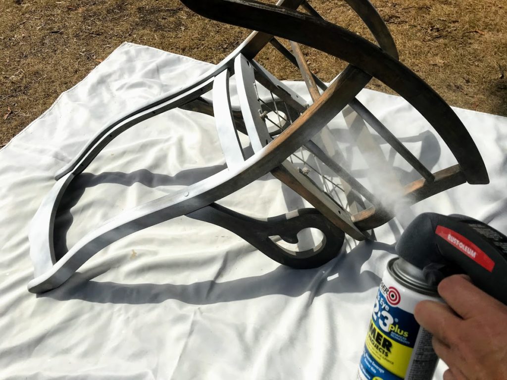 Priming chair with Zinsser Bullseye Primer spray paint @rustoleum