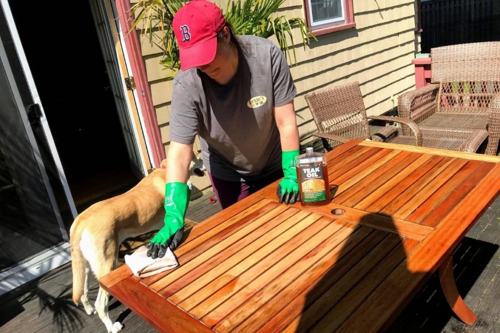 Restoring eucalyptus outdoor furniture back to original color using teak oil #teakoil #patiofurniture