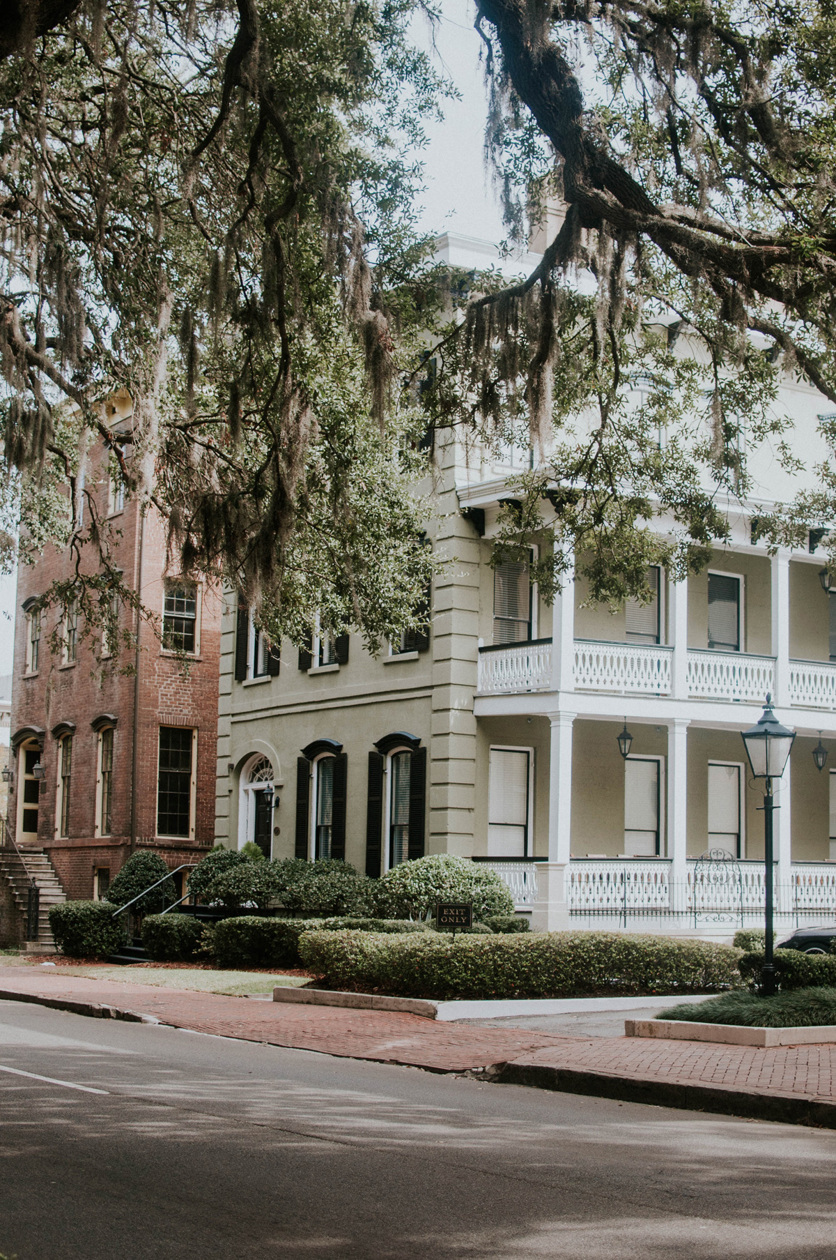 Picture of gorgeous old home in Savannah taken by interviewed photographer, Jessica Furtney #savannahGA #jessicafurtney