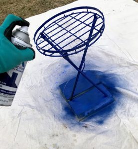 Spray paint techniques for faded metal furniture using wood blocks to elevate and spray bottom #spraypaintDIY #patioset