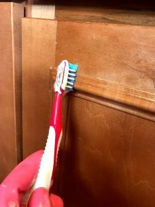 For extra dirty or grimy spots on your kitchen cabinet, scrub with an old toothbrush #oldtoothbrush #cleaninghacks