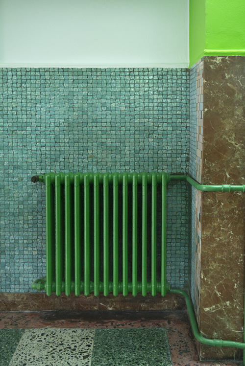 Green cast iron radiator with a pop of color in bathroom #greenradiator